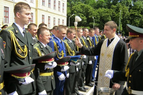 Випускників Академії сухопутних військ благословили владики-капелани (ФОТО) 